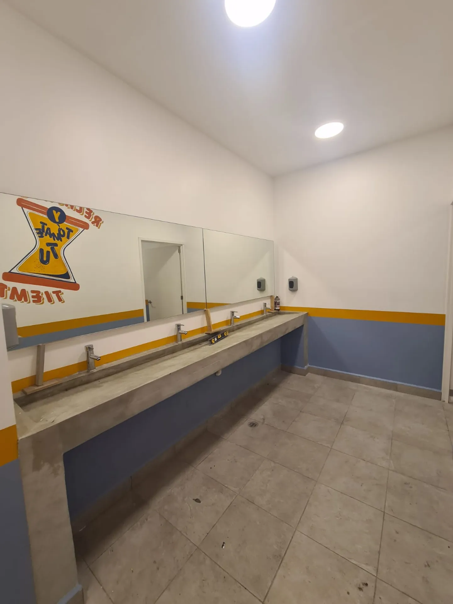 Baño de restaurante con espejos